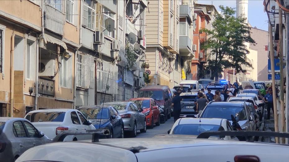 Fatih'te Kanlı Cinayet: Emekli Polis Eşi ve Kızını Vurduktan Sonra İntihar Etti