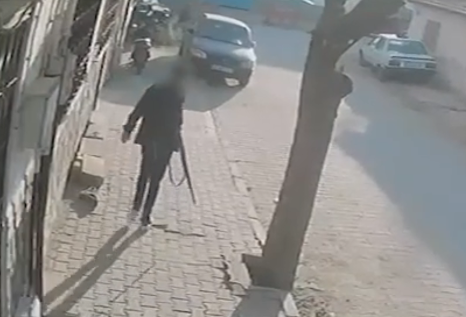Turgutlu'da lise önünde silahlı saldırı. Kaçan saldırgan böyle görüntülendi, yeni görüntüler çıktı