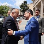 Nevşehir Valisi Ali Fidan, 31 Mart'ta yapılan yerel yönetim genel seçimlerinde Nevşehir Belediye Başkanı seçilen Rasim Arı'ya tebrik ziyaretinde bulundu.