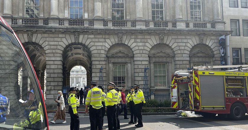 Londra'daki tarihi sanat kompleksi yangın nedeniyle bir süreliğine kapatılacak