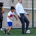 Bakan Kurum Adıyaman ziyaretinde çocuklarla futbol oynadı