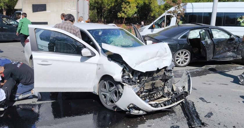 Siirt’te iki otomobilin çarpışması sonucu 5 kişi yaralandı.