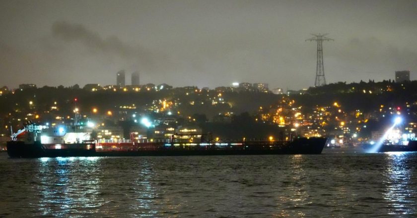 Boğaz’da gemi trafiği çift yönlü açıldı