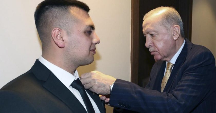 Başkan Erdoğan Burdur Recep Tayyip Erdoğan’ın Rozeti’ni giydi
