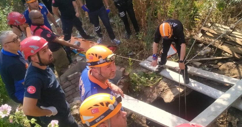 İzmir’de kuyuya düşen anne ve 2 çocuğu kurtarıldı