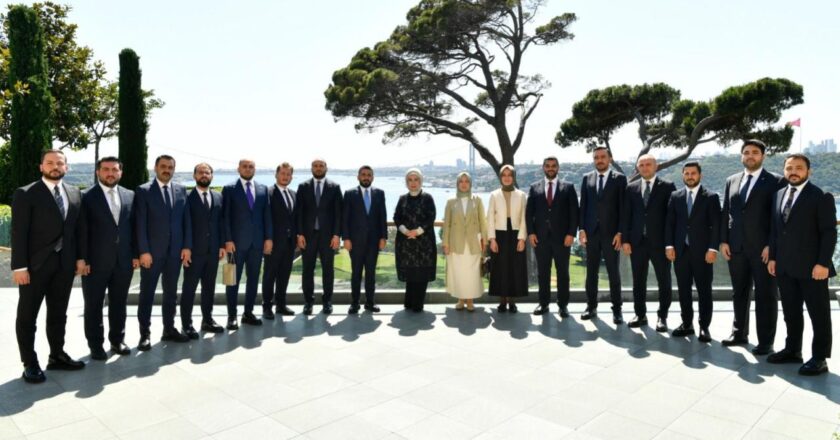 Emine Erdoğan, TÜGVA Yönetim Kurulu ile bir araya geldi