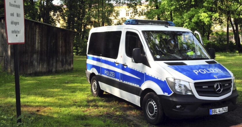 Almanya’da bir kadın, saldırdığı kız çocuklarından birinin başörtüsünü zorla çıkardı