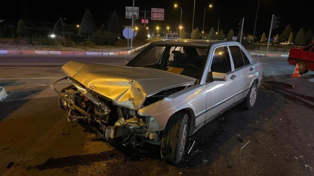 Karaman'da kavşakta 3 araç çarpıştı: 1 yaralı, 2 kişi