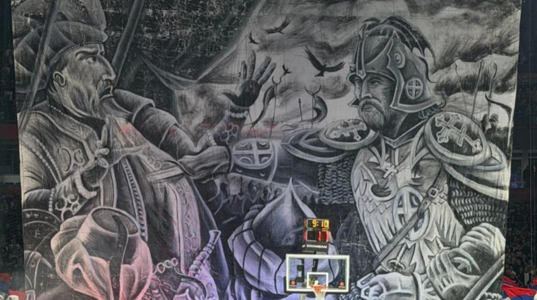 Partizan-Fenerbahçe Beko maçında skandal! Sırp taraftarlar da yerinde durmadı, açtıkları pankart heyecan yarattı.