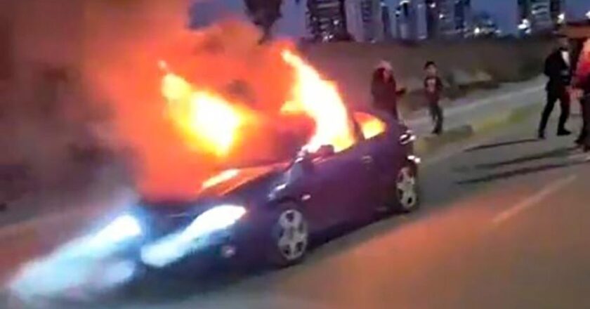 Adana’da hareket halindeki araç alev aldı