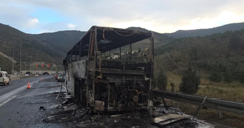 Öğrenci Taşıyan Otobüs Alev Alev Yandı