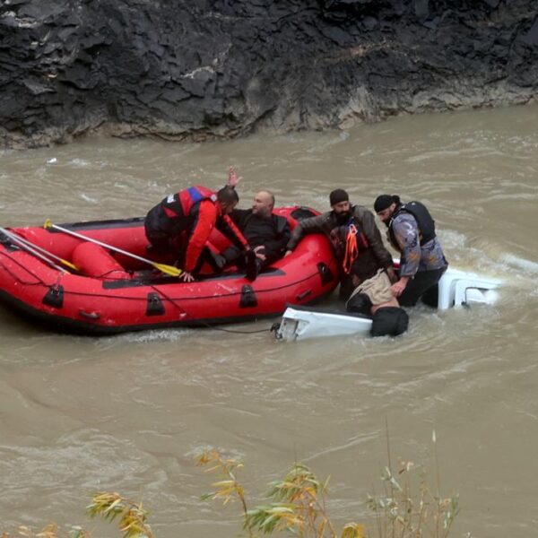 Hakkari’de pikap Zap Suyu’na düştü: 2 ölü, 2 yaralı