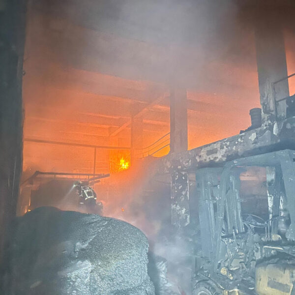 Uşak’taki plastik fabrikasında alevler yükseldi