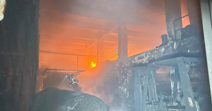 Uşak’taki plastik fabrikasında alevler yükseldi